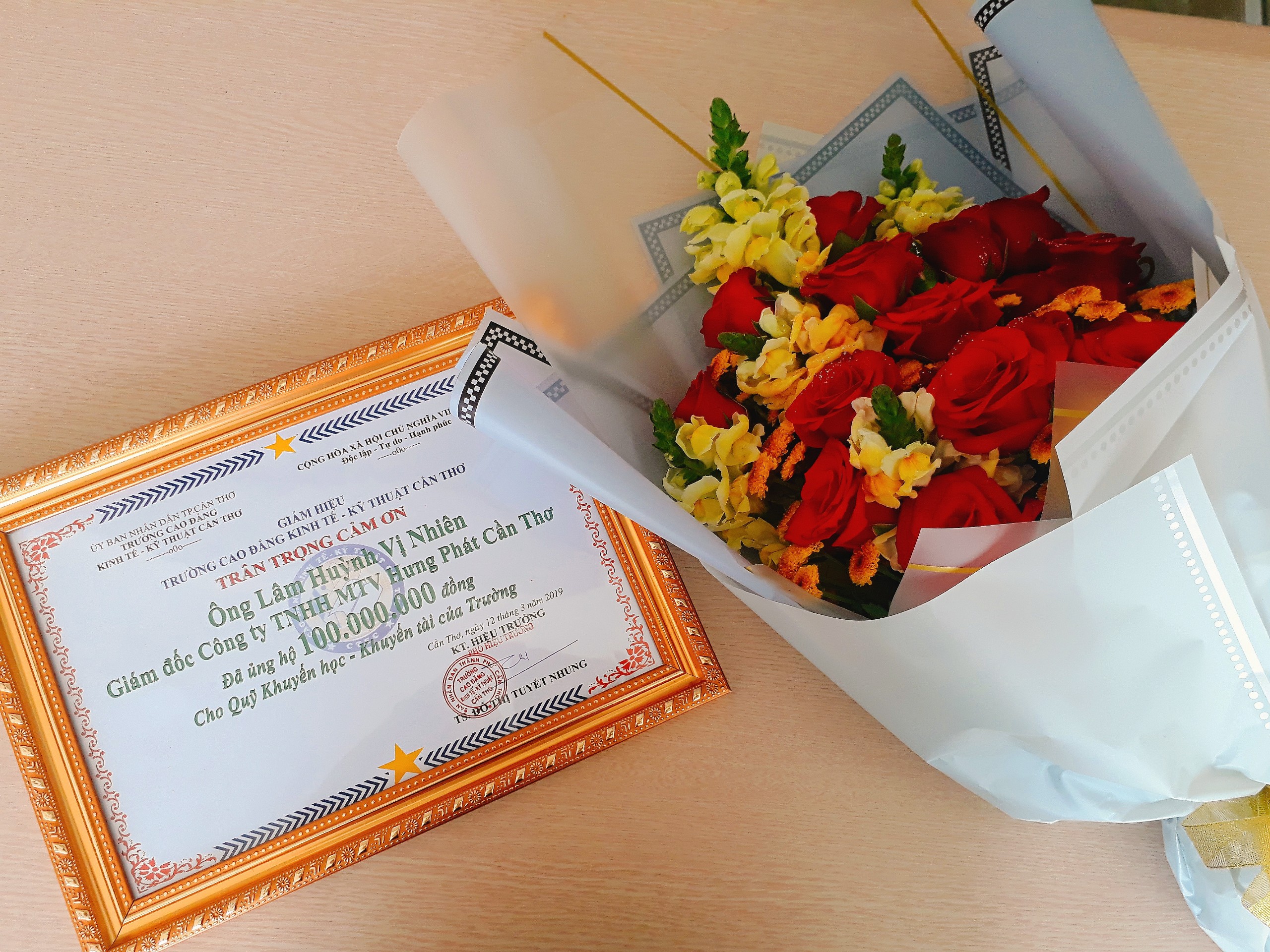 CÔNG TY BĐS HƯNG PHÁT: TRAO QUỸ KHUYẾN HỌC HỖ TRỢ SINH VIÊN CÓ HOÀN CẢNH KHÓ KHĂN